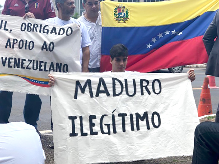 Manifestantes contra Maduro (Foto: Aline Ramos/G1)