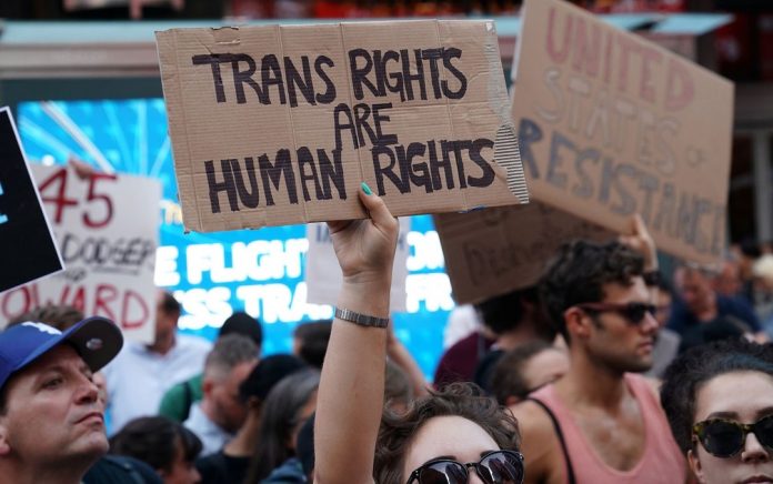 Manifestantes protestam em New York contra decisão de Trump de proibir transgêneros nas Forças Armadas, em 26 de julho — Foto Reuters Carlo Allegri