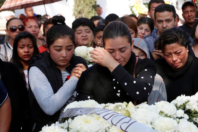 Mulher de um dos mortos na tragédia com oleoduto no México durante funeral do marido neste domingo (20) — Foto Henry Romero Reuters