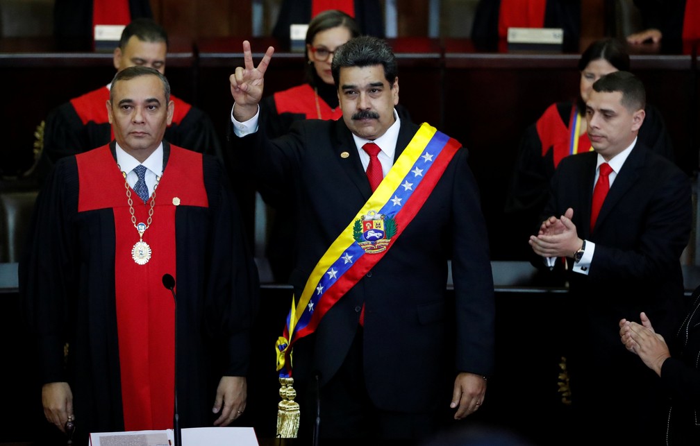 Nicolás Maduro recebe faixa presidencial durante cerimônia de posse como presidente da Venezuela (Foto: Carlos Garcia Rawlins/Reuters)