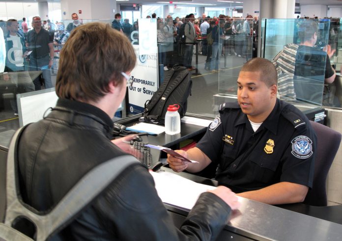 Número de imigrantes ilegais que entra pelo aeroporto é bem maior