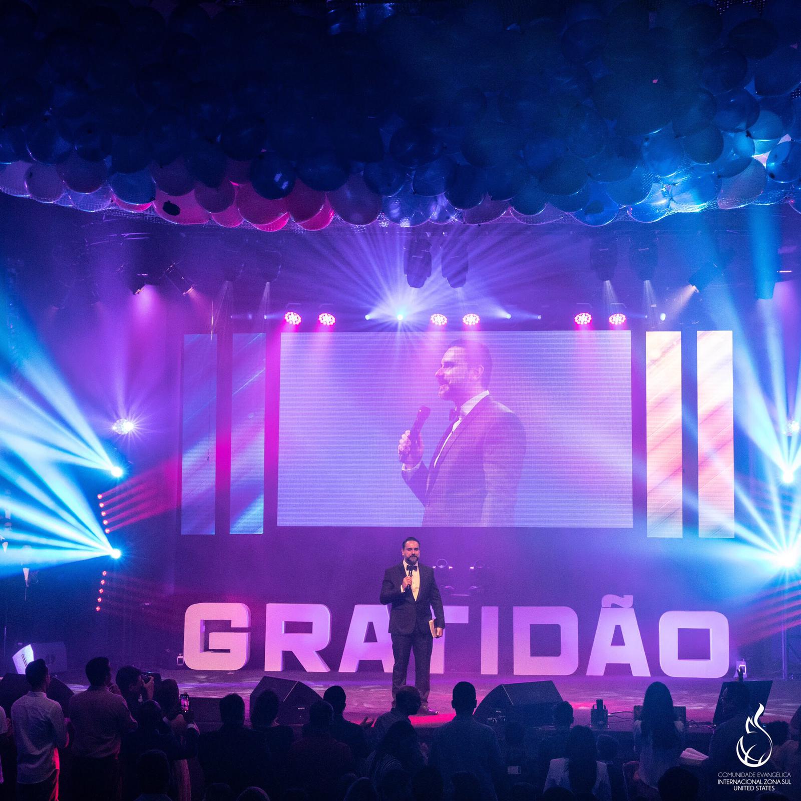 Pastor Dávila conduziu a contagem regressiva anunciando o novo ano