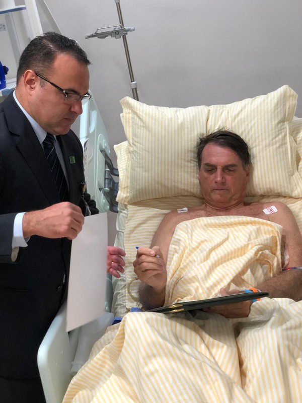 Primeira foto de Bolsonaro divulgada após cirurgia mostra presidente despachando no hospital — Foto Presidência da República