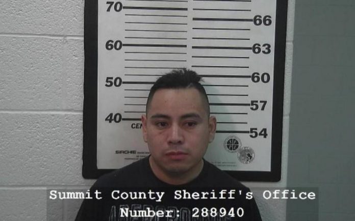 Rolando Gomez-Gomez está preso na cadeia do Condado de Summit