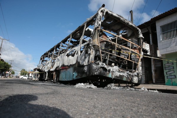 Ônibus incendiado na madrugada desta sexta-feira (4) em Fortaleza — Foto José Leomar SVM