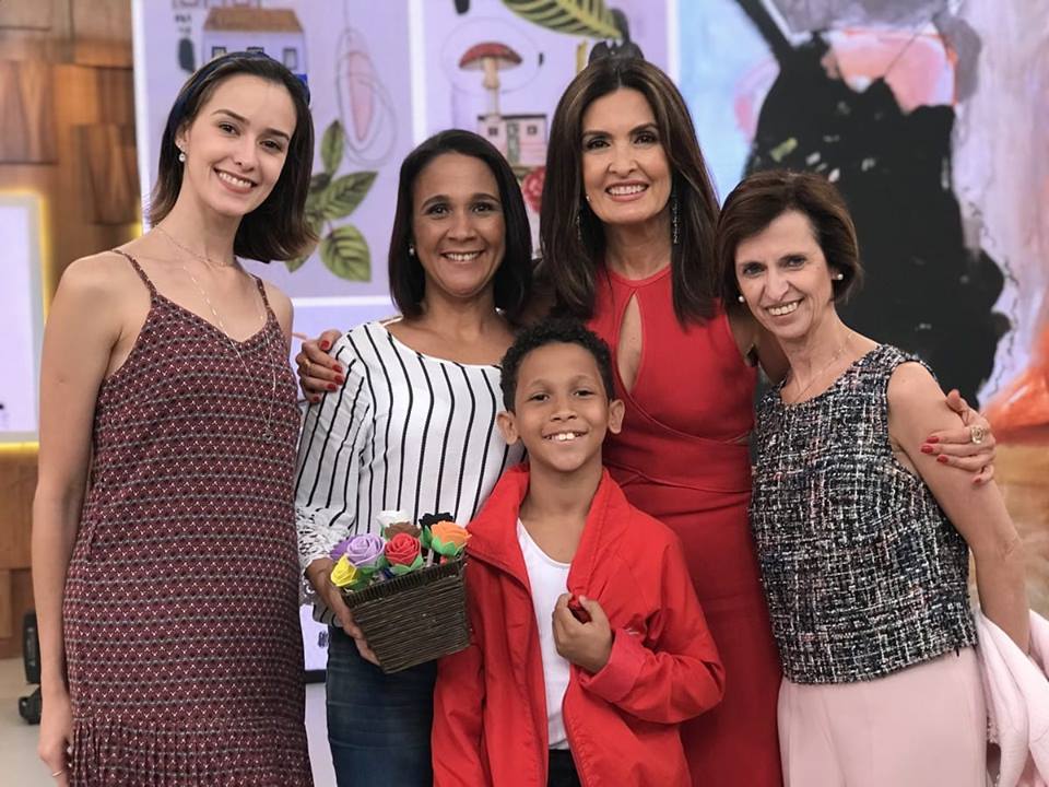 Carla Mendes, Bernardo, entre a apresentadora Fátima Bernardes e as professoras de balé do filho