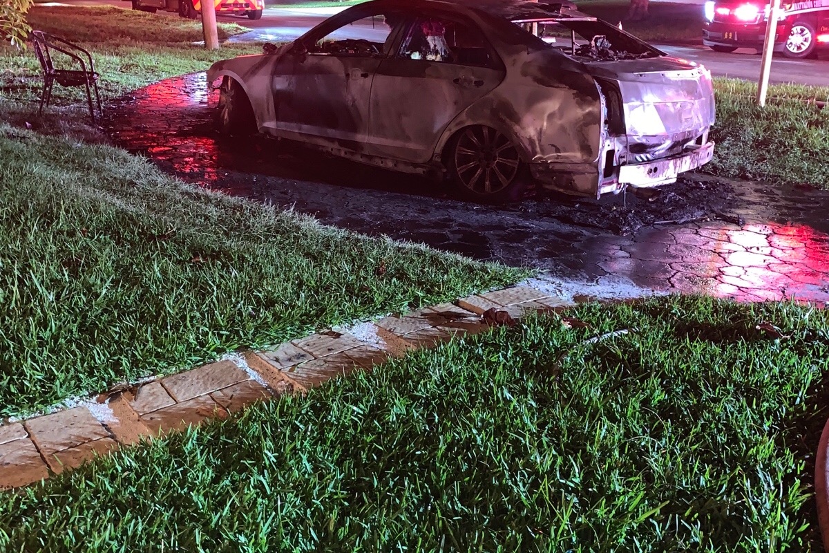 Carro foi completamente destruído pelo fogo