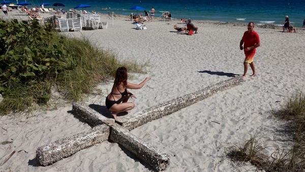 Cruz foi trazida pelo mar para a praia de Fort Lauderdale FOTO Joe Cavaretta, South Florida Sun Sentinel