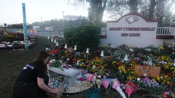 Diversas homenagens foram prestadas às vítimas do atentado de Parkland FOTO Joe Cavaretta - Sunsentinel