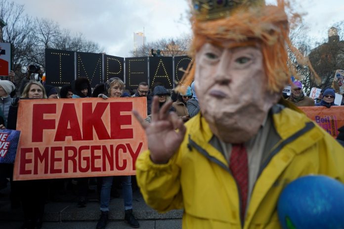 'Emergência falsa', diz cartaz em protesto contra declaração de emergência de Donald Trump — Foto Go Nakamura Reuters