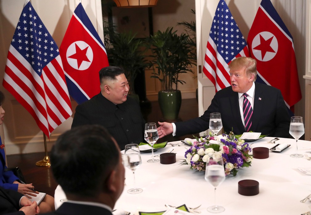 Kim Jong-un e Donald Trump participam de jantar em hotel em Hanói, no Vietnã — Foto Leah Millis - Reuters