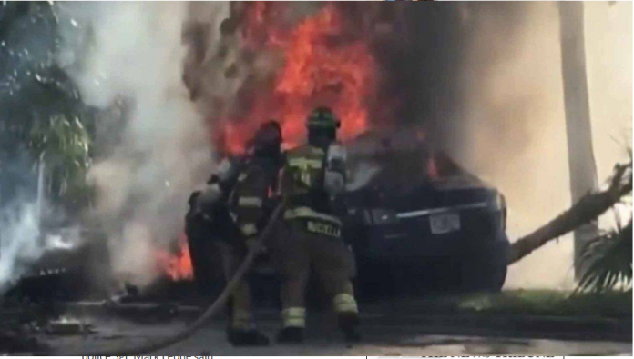Tesla foi tomado pelas chamas em Davie (FL)