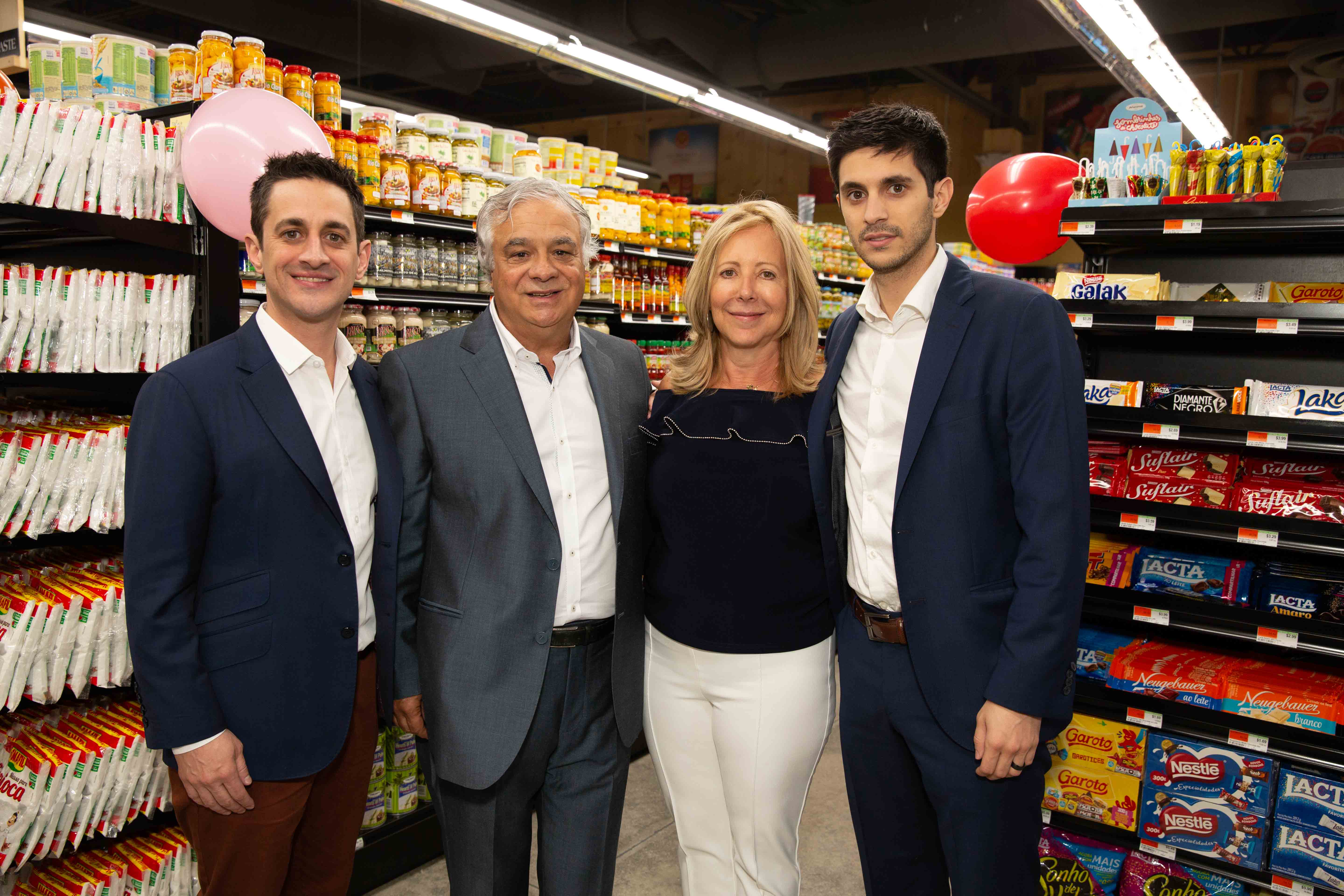 Adam, Antonio, Dolores e Aaron Seabra na inauguração do Seabra Foods Parkland