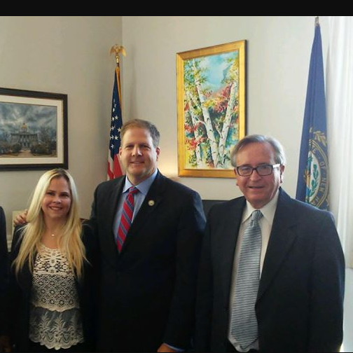 A brasileira Renata ao lado do governador do Estado de New Hampshire, Chris Sununu, e do ativista Alejandro Urrutia