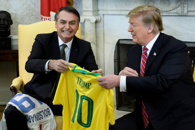 Bolsonaro e Trump trocaram camisas de times dos respectivos países FOTO Brendan Smialowski AFP