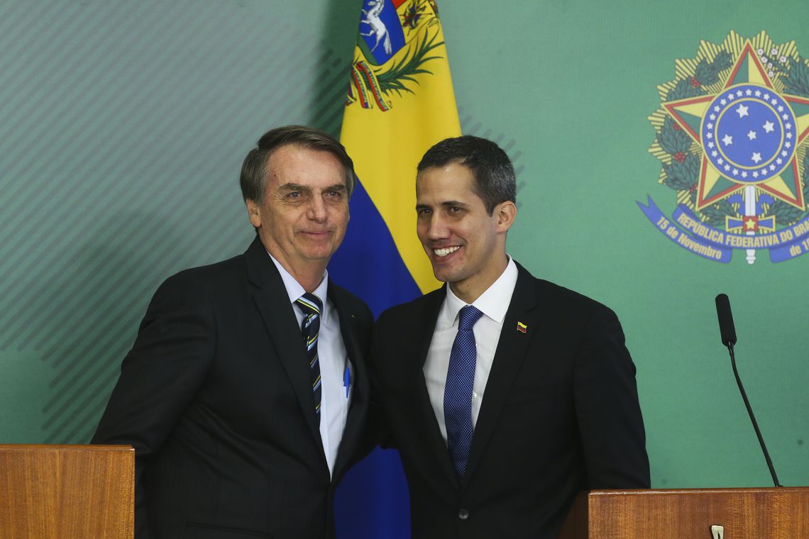 O presidente Jair Bolsonaro durante encontro com o autoproclamado presidente interino da Venezuela, Juan Guaidó, no Palácio do Planalto (Foto: Agência Brasil)