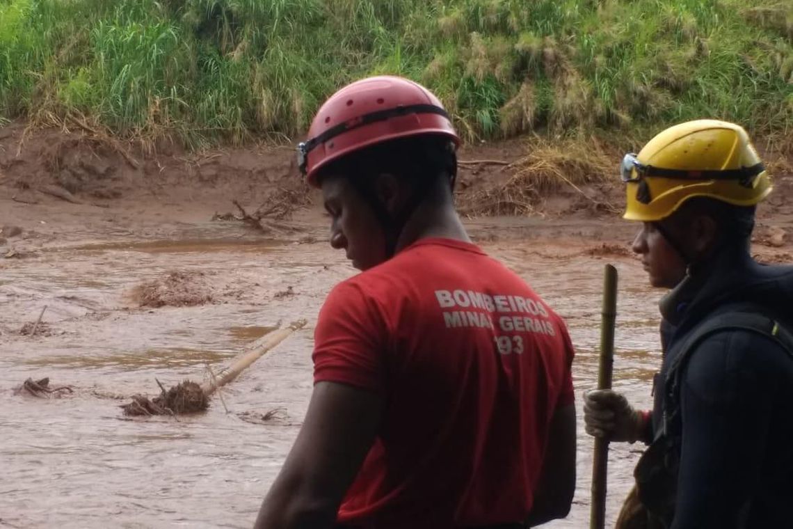 Bombeiros trabalham incansavelmente na tragédia de Brumadinho