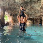 Deborah Secco e a filha no Discovery Cove