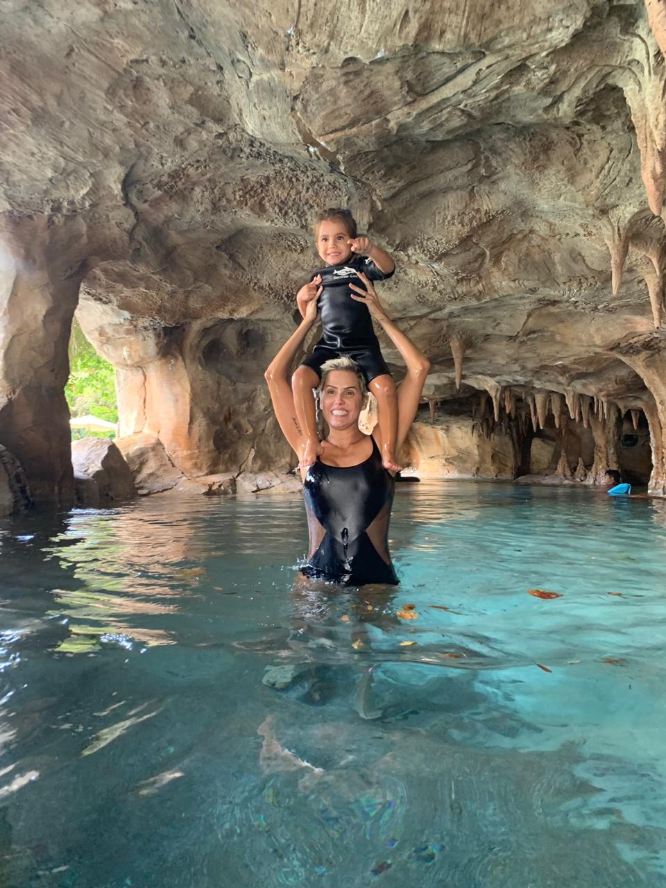 Deborah Secco e a filha no Discovery Cove