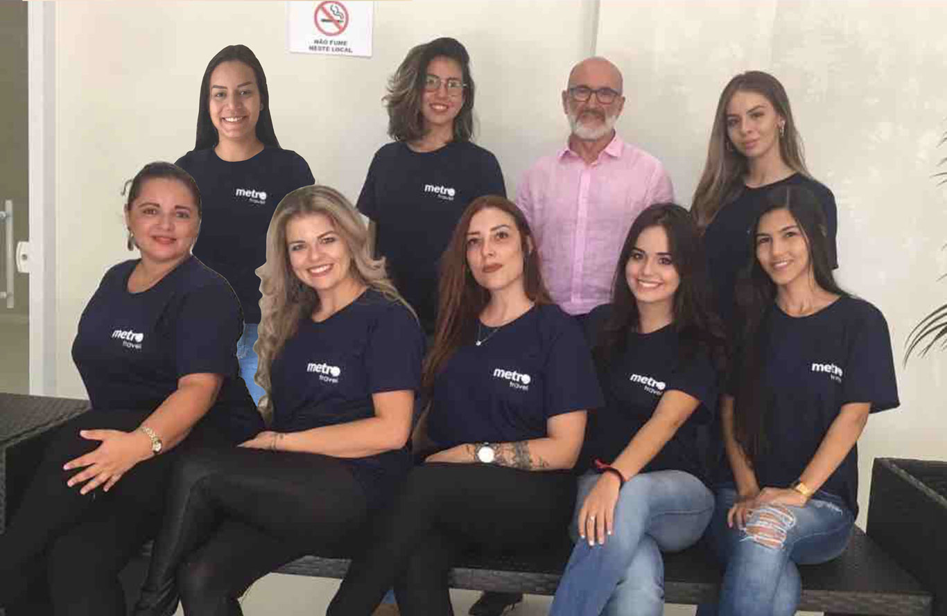 Dorival Gonçalves entre as meninas da equipe Metro Travel