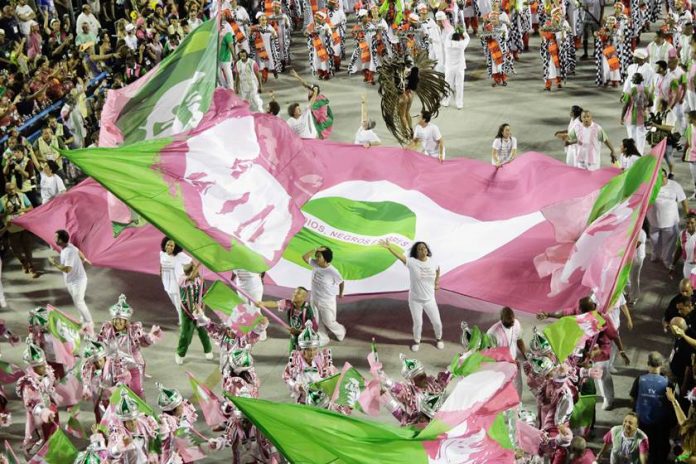 2º DIA DE DESFILE DAS ESCOLAS DE SAMBA DO GRUPO ESPECIAL DO RIO DE JANEIRO 2019 RJ - CARNAVAL 2019/RIO/MANGUEIRA - GERAL - Desfile da Escola de Samba Mangueira, sexta agremiação a entrar na avenida pelo Grupo Especial do Carnaval do Rio de Janeiro 2019, no Sambódromo da Marquês de Sapucaí, na capital fluminense, na madrugada desta terça-feira (5). 05/03/2019 - Foto: DIEGO MARANHÃO/AM PRESS & IMAGES/ESTADÃO CONTEÚDO