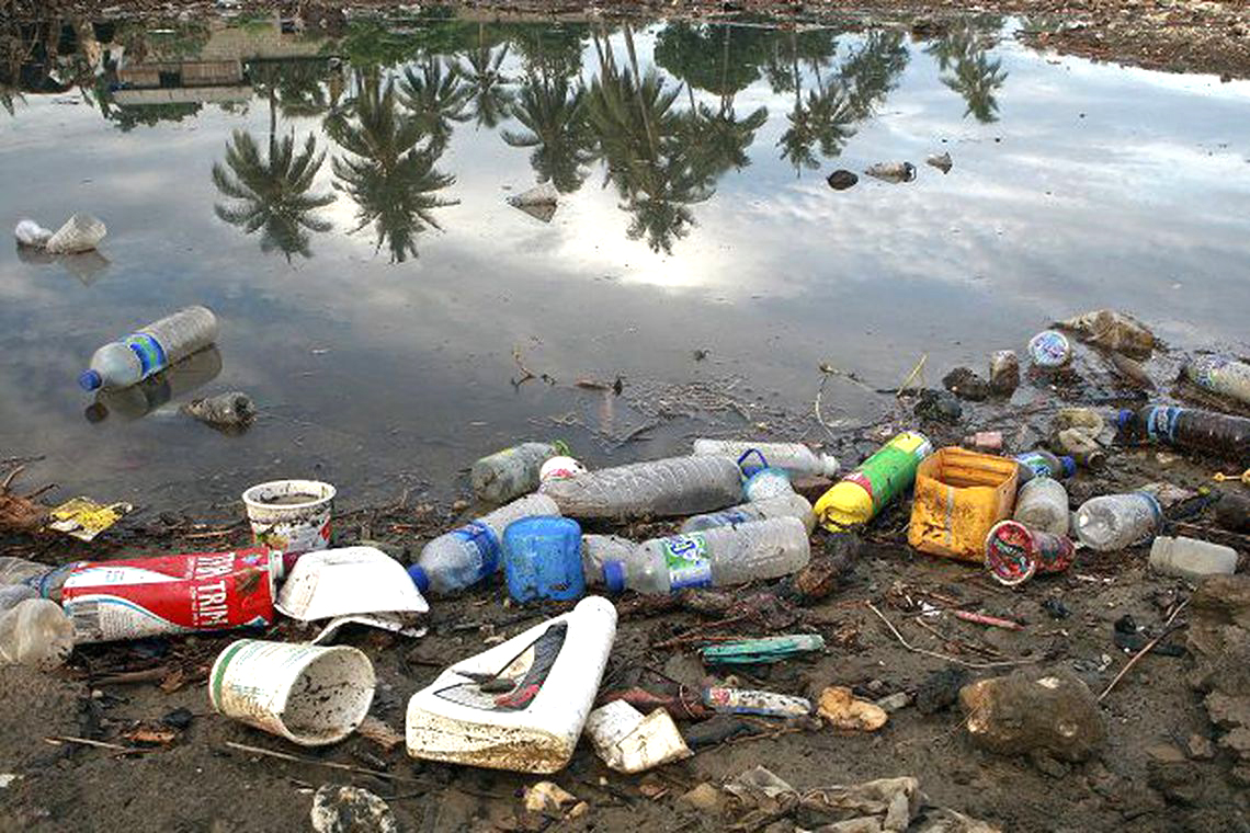 No Brasil mais de 2,4 milhões de toneladas de plástico são descartadas de forma irregular (Foto: Martine Perret)