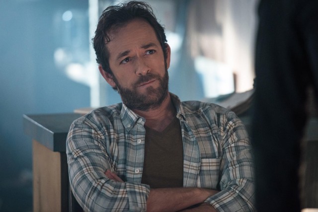 Luke Perry sofreu um AVC e morreu na Califórnia