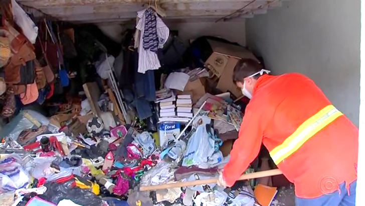 Muito lixo foi retirado da casa do acumulador no interior de SP