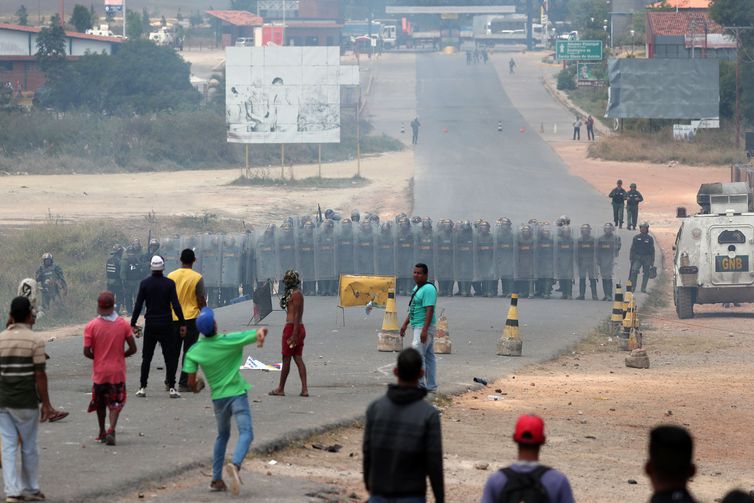 Pessoas atiram pedras em membros da guarda nacional venezuelana, na fronteira, visto de Pacaraima, Brasil 24 de fevereiro de 2019 (Foto: REUTERS/Ricardo Moraes)