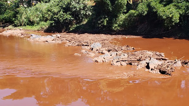 Rio Paraopeba, no centro de Brumadinho, tomado pela lama (Foto: Raquel Freitas/G1)