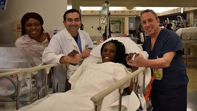Thelma com a equipe que realizou o parto em foto divulgada pelo hospital