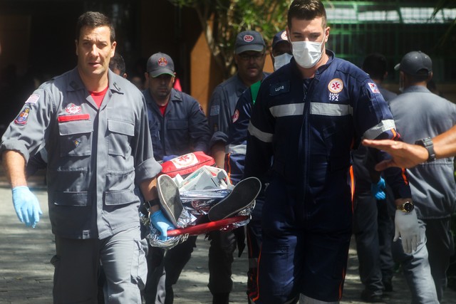 Uma pessoa é socorrida após tiroteio ocorrido na Escola Estadual Raul Brasil em Suzano, na Grande São Paulo — Foto Werther Santana Estadão Conteúdo