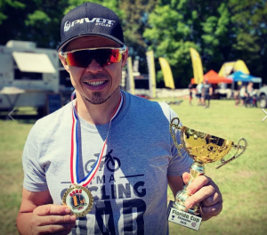 Felipe Costa e o troféu de campeão da categoria 2