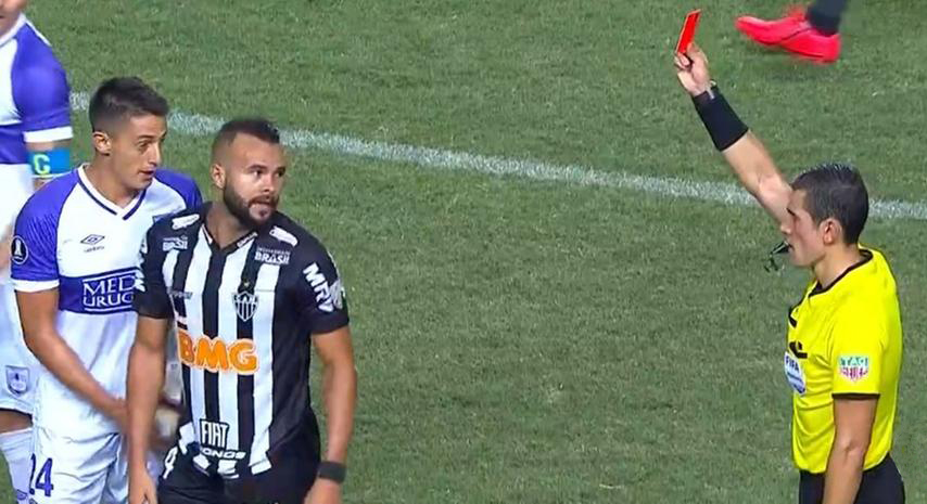 Zé Welison foi expulso na etapa final mas o Galo segurou a pressão e passou para a fase de grupos