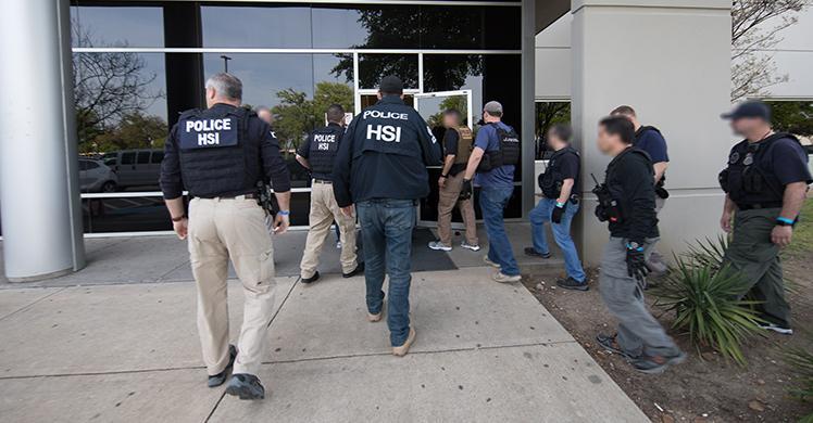Agentes do ICE prenderam mais de 280 imigrantes em empresa no Texas