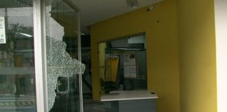 Agência bancária com vidro estilhaçado após ação de criminosos em Guararema, São Paulo