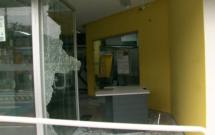 Agência bancária com vidro estilhaçado após ação de criminosos em Guararema, São Paulo