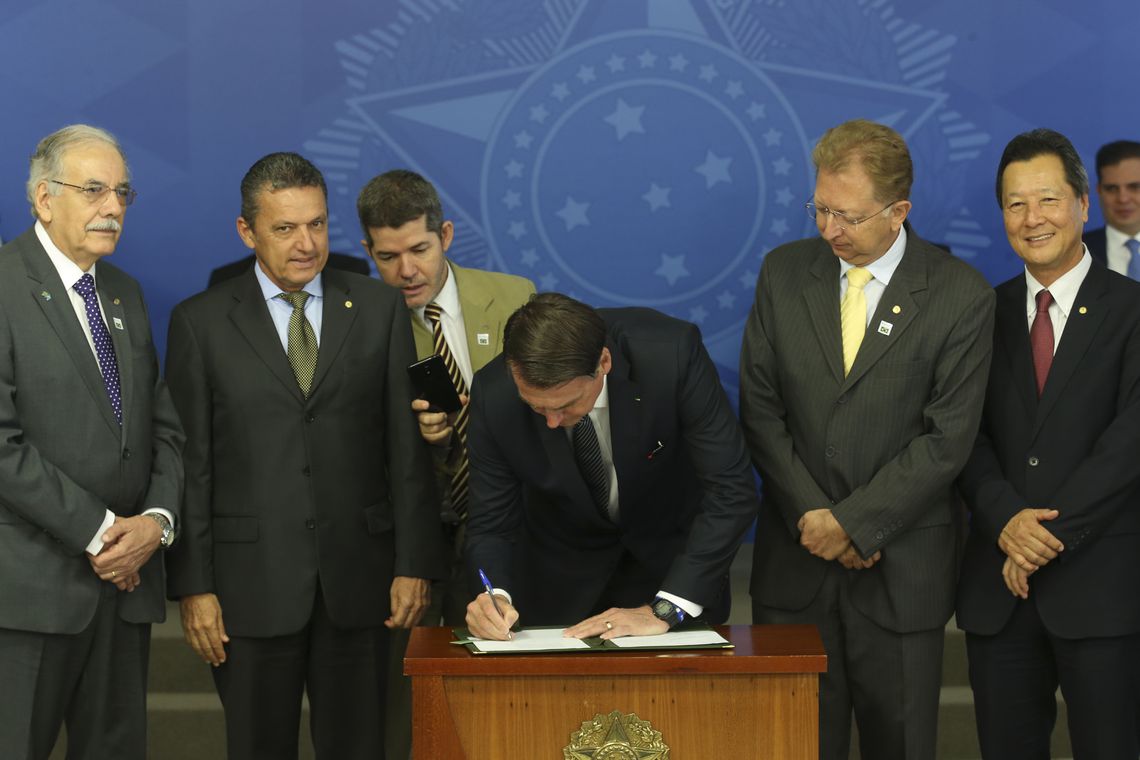 Bolsonaro assina decreto que coloca fim ao horário de verão FOTO Antonio Cruz - Agência Brasil