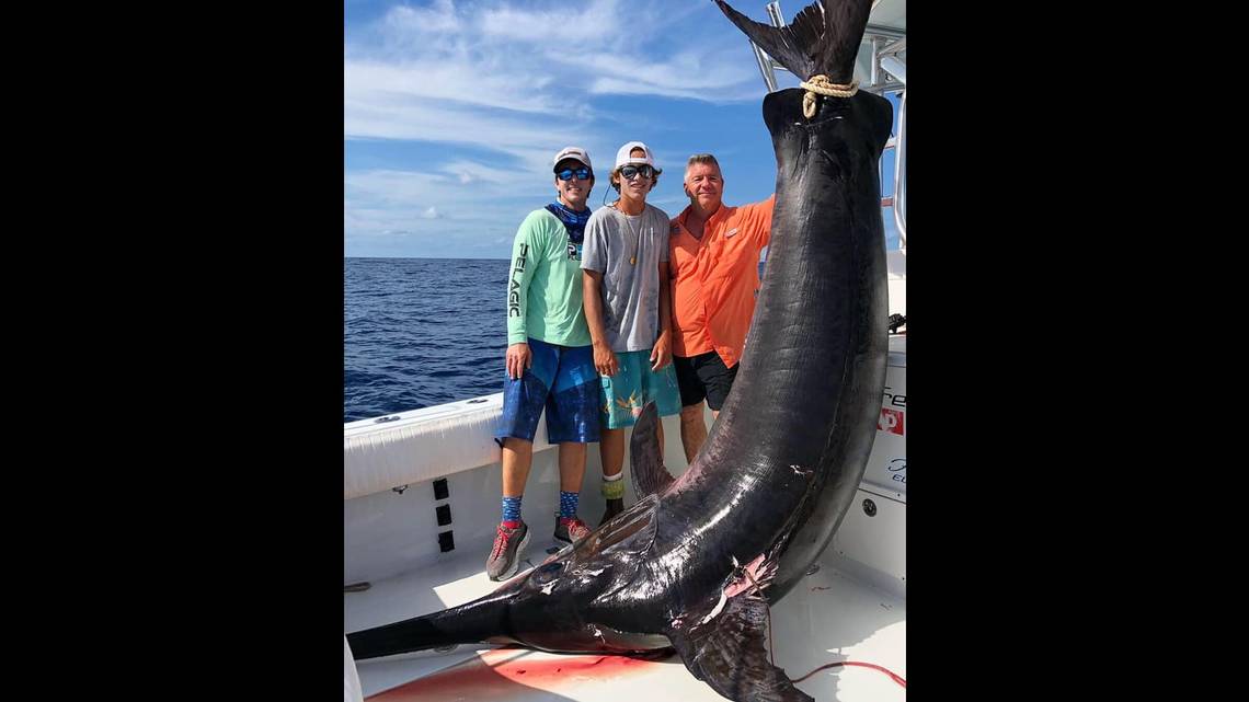 Capitão Nick Stanczyk exibe o peixe-espada pescado em Islamorada FOTO: divulgação Nick Stanczyk