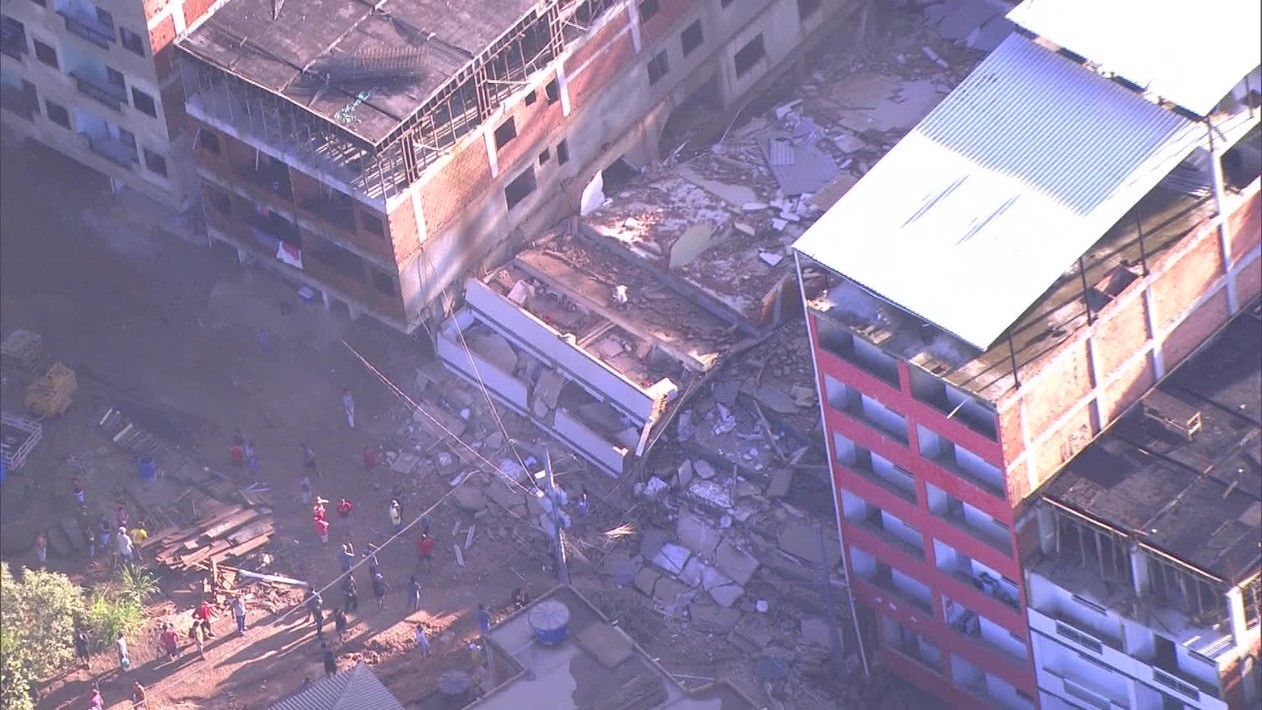 Desabamento atinge dois prédios na comunidade da Muzema, na Zona Oeste do Rio — Foto Reprodução TV Globo