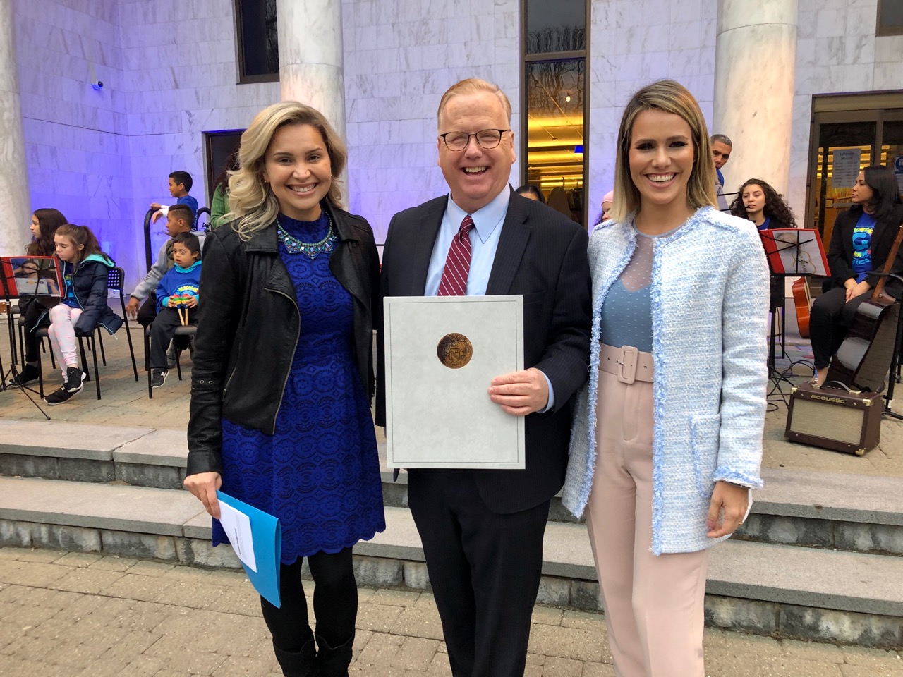 Emanuela Palmares, o prefeito de Danbury e Fernanda Pontes em Connecticut