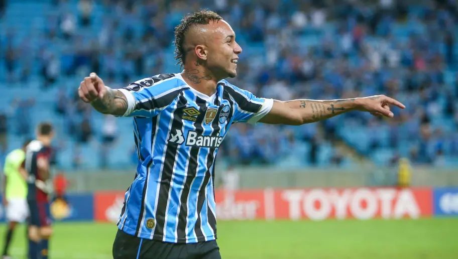 Com Luan em baixa, Everton se transformou na grande figura do Grêmio nesta temporada