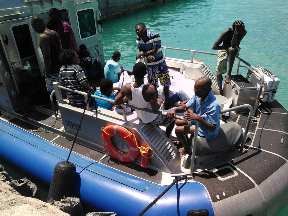 Haitianos resgatados em naufrágio nas ilhas Turcos e Caicos