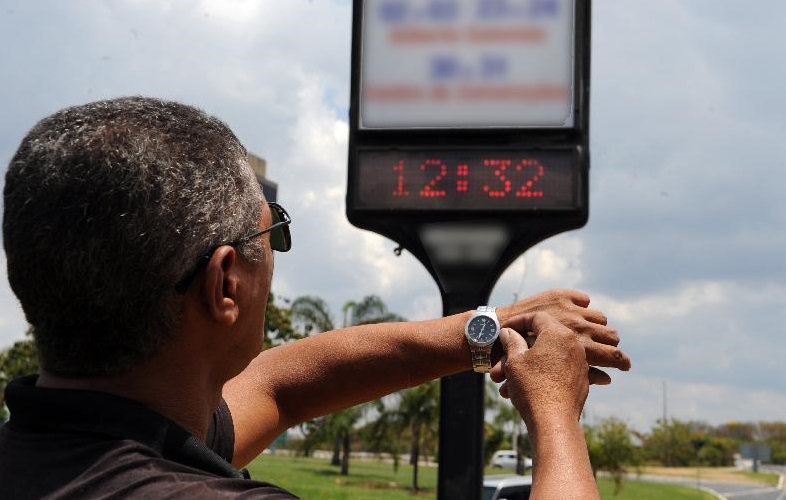 Horário de verão deve chegar ao fim no Brasil