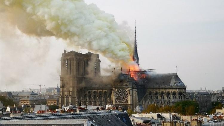 Incêndio na Catedral Notre-Dame em Paris FOTO Reprodução Twitter