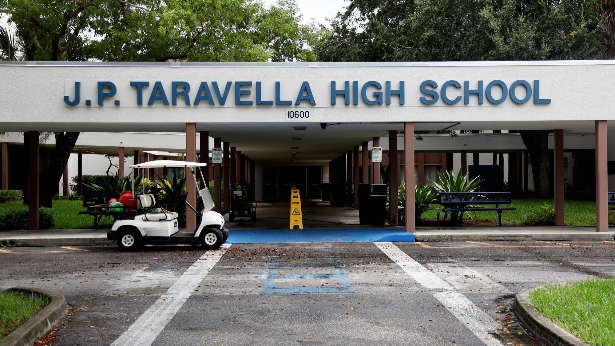 J.P. Taravella High School está em lockdown