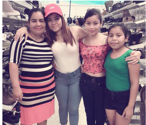 Laura Maradiaga, à direita, fazendo compras com a família em Houston Cortesia FIEL Cesar Espinosa
