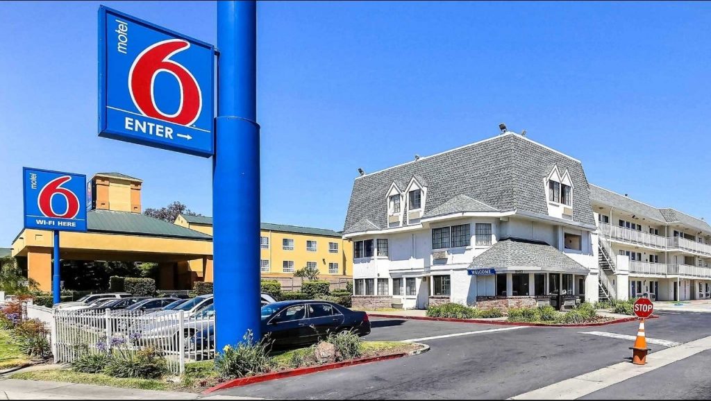 Motel 6 já pagou milhões indenizações por entregar imigrantes ao ICE