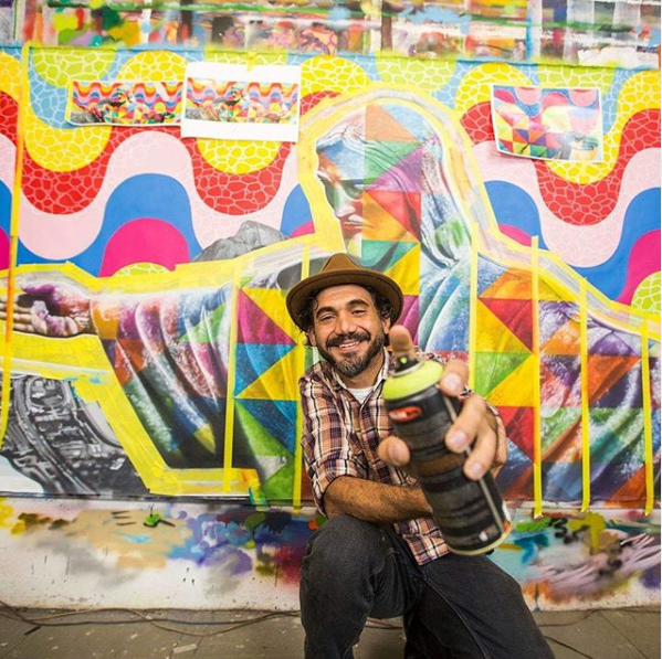 O brasileiro Kobra durante sua exposição em 2019 (foto: Reprodução Instagram)