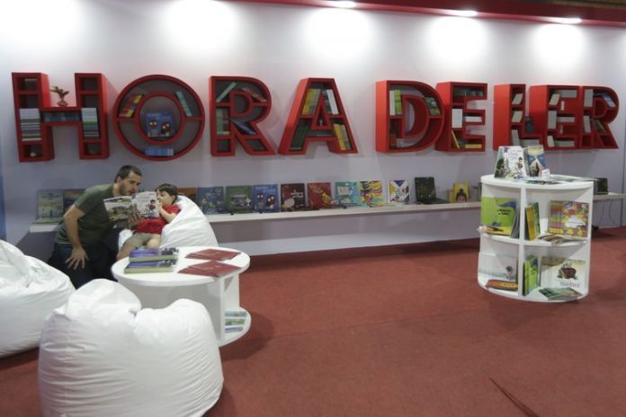 Pais devem ensinar os filhos a transformar a leitura em momento de prazer Pais devem ensinar os filhos a transformar a leitura em momento de prazer